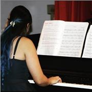 Pianista y cantante desde hace más de 10 años, además de arquitecta, experta en diseño, arte y áreas como matemáticas y física.