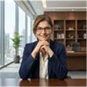 Profesora de francés a niños y niñas