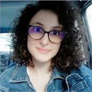 Ragazza laureata in fisica impartisce lezioni online di matematica e fisica per studenti di scuole medie e superiori