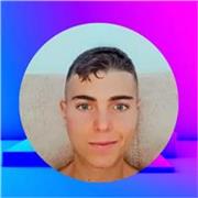 Profesor de economía imparte clases a alumnos de bachillerato. Otras materias incluidas: lengua española, inglés