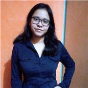 Estudiante de inglés da clase a niños y adolescentes