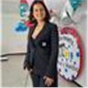 Tutor de español que enseña de manera didáctica a niños y niñas