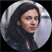 Laureata in Filosofia del mondo contemporaneo impartisce lezioni di filosofia e storia (lingue straniere conosciute: inglese e tedesco)