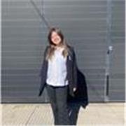 Estudiante del Profesorado de Educación Primaria dando clases de apoyo para los niños de 1er a 6to grado