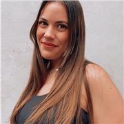 Graduada en magisterio de primaria, con mención en pedagogía terapéutica imparte clases a niños de todas las edades