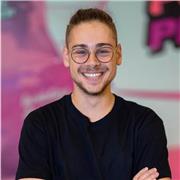 Professeur de photographie.
Fort de 2 années d'expérience sur le terrain, j’offre des cours théoriques et pratiques à Strasbourg. 
Back Market, Art du Spa, Dream Away, Avobowl… m’ont fait confiance. Pourquoi pas toi ? ;)