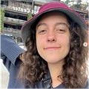 Traductora e Intérprete de conferencia (inglés y francés). 
Profesora de inglés y francés para jóvenes y adultos.