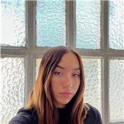 Prof imparte clases a niños y ayuda con sus deberes