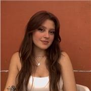 Profesora de español imparte clase a niños de todas las edades