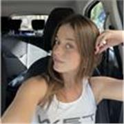 Me defino como una persona alegre, estusiasta y con grandes ganas de crecer. Querría dar clases a niños de primaria y eso. 