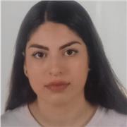 Profesora de inglés imparte clases de apoyo escolar.