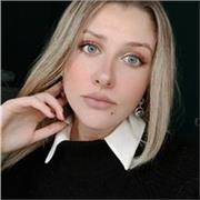 Studentessa di infermieristica per lezioni di biologia/anatomia