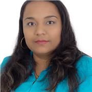 profesora de matematicas enseñando a niños de 6 años a 10 años