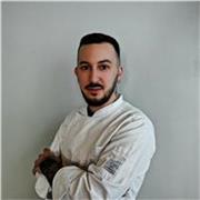 Sono uno chef di cucina e offro lezioni di cucina private per chiunque voglia portare l'alta cucina a casa propria