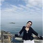 alumna de universidad con buena formación en latín 