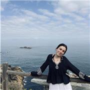 alumna de universidad con buena formación en latín