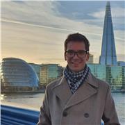 Insegnante di chitarra rock, pop, rock e brasiliana ti guiderà nell'arte musicale con passione e maestria! Impara con me oggi!