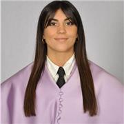 Profesora especializada en psicólogo y logopedia, dando clases a niños con discapacidades