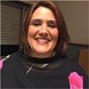 Profesora de informática básica para niños de primaria