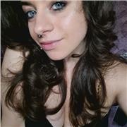 Insegnante di Fashion design. 6 diplomi accademici, dà lezioni on line