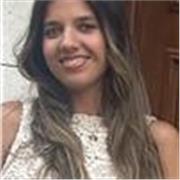 Profesora de apoyo escolar para niños cursando primaria