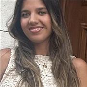 Profesora de apoyo escolar para niños cursando primaria