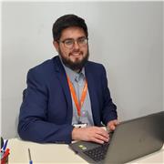 Psicólogo, Director de programa especializado. Magister en psicología clínica, ofrece clases online.