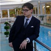 Ragazzo del quarto anno di liceo classico che offre un aiuto ai ragazzi in difficoltà in materie come: Storia, geografia, lettere