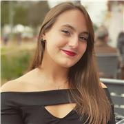 Graduada en Magisterio en Educación Primaria, con experiencia en la enseñanza particular. Graduada en el Conservatorio Superior y máster en enseñanza de español como lengua extranjera