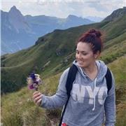 Insegno Inglese a studenti in difficoltà p privati che vogliono aprirsi a questa lingua.
Affascinata dall' ingilterra vi ho abitato per 2 anni e frequentato corsi sul posto di lingua inglese fino ad ottenere il certificato in C1 advance .
Appena posso, mi