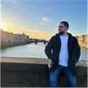 Profesor de Educación primaria listo para reforzar esas materias que presentan alguna dificultad