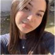 Profesora de apoyo académico involucrada activamente con sus alumnos 