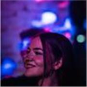 Studentessa universitaria di lingue con percorso al liceo musicale offre lezioni di inglese, musica o aiuto compiti.