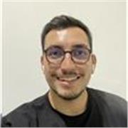 Joven universitario con cualidades de enseñanza para la primera infancia.