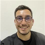 Joven universitario con cualidades de enseñanza para la primera infancia.