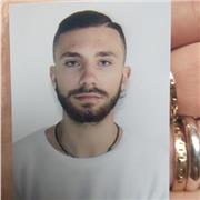 Laureato in lingue e letterature dell'europa e delle americhe, in possesso dei 24cfu per l'insegnamento e del diploma dele C1