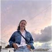 Soy profesora de primaria, con tres años de experiencia y ofrezco clases de todas las asignaturas, incluida inglés.