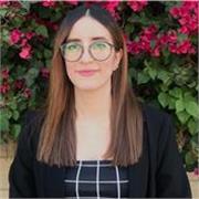 Profesor de inglés imparte clases a niños de todas las edades