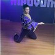 Soy bailarín con experiencia y doy clases de salsa y bachata con todo el sabor latino.