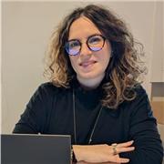 Serietà, competenza e impegno nel trasmettere il sapere in  modo accattivante e coinvolgente.