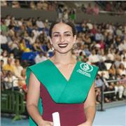 Me considero una persona muy implicada y aplicada; además de que siempre intento ayudar en todo lo que sea posible para que quienes tienen trato conmigo, logren conseguir todas sus metas, como en este caso podría ser aprender y/o mejorar un idioma.