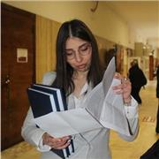 Neolaureata offre insegnamento base per la lingua francese