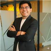 Aprende y refuerza tu inglés con confianza, guiado por un profesor con experiencia comunicándose con nativos en Estados Unidos. ¡Sin parecer una materia escolar!