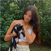 Me defino como una chica extrovertida a la que siempre le ha gustad mucho enseñar y explicar. Además, me encantan los niños!!