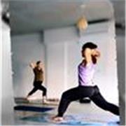 Clases enfocadas en la apertura de conciencia a través de la práctica física, con ejercicios de respiración simples y meditación