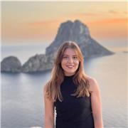 Maestra que imparte clases de refuerzo a todas las edades