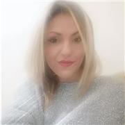 Diplomata in economia, offre e impartisce lezioni di italiano, matematica, francese