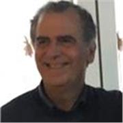 Insegnante di matematica impartisce lezioni di matematica e fisica a studenti delle superiori e medie