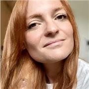 Esperta insegnante, aiuto compiti personalizzato per successo scolastico con serenità.