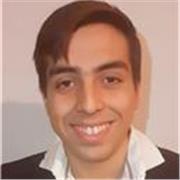 Profesor de informática que dá clases a niños de todas las edades